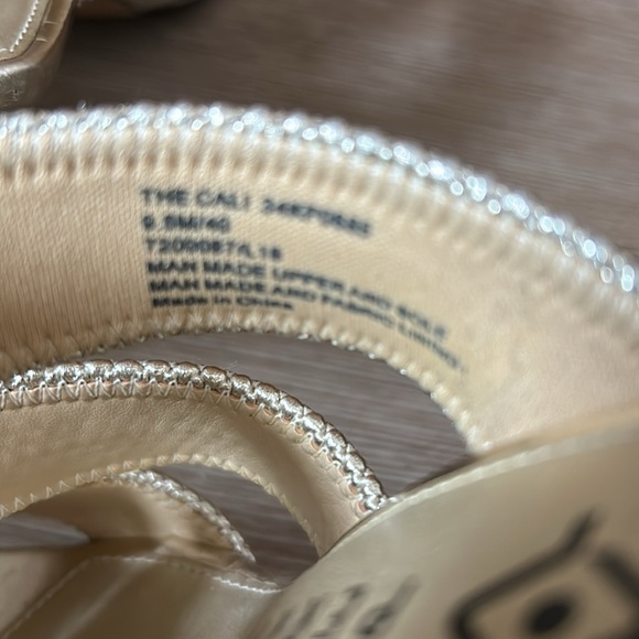 Katy Perry “The Cali” slip on gold metallic heel sandal in excellent condition - Picture 6 of 8